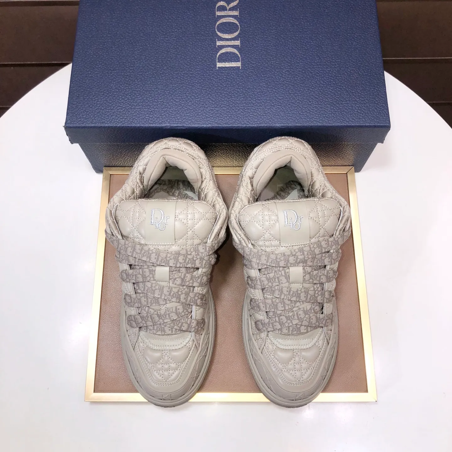 Ex-factory price: 800💶 (top original order) Brand: Dior (Dior) Standard code: Men's size 39-44 (45 customized) Grade: Same as the official website Material: Top original cowhide stitched together Original wear-resistant and lightweight outsole Style category: Fashionable casual shoes Distinguished luxury brand elements top luxury Color: Color of the actual picture